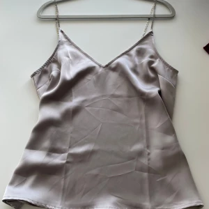 Ett helt nytt fint fest linne - Ett helt nytt silkes linne.Den är aldrig använd och är från h&m i storlek S