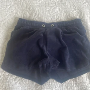 Gina marinblåa mjukisshorts - Gina mjukisshorts utan snören. Den har använts ett fåtal gånger. Finns inte kvar på hemsidan. Pris kan diskuteras