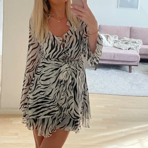 Mönstrad klänning - Så fin mönstrad klänning från NA-KD, använd en gång i strl s🩷