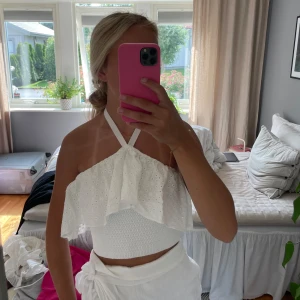 Zara topp - Säljer denna toppen från Zara helt i nyskick då den inte kommer till användning.☺️