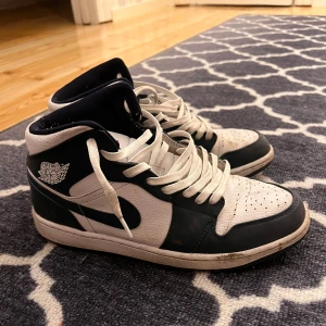 Jordan 1 Gold obsidian - Ganska bra skick förutom att dom är lite smutsig