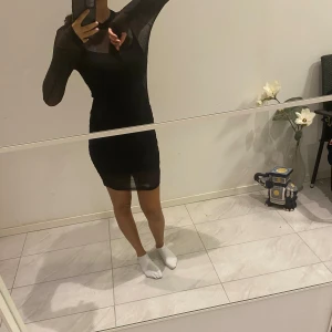 Svart klänning - En fin svart klänning från Gina tricot. Den kommer i två delar och jag säljer båda. De ligger i bra skick då den bara använts 1 gång. Storlek Xs. 💖