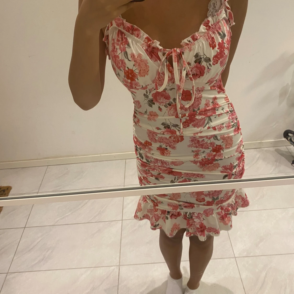 Blommig klänning med volangdetaljer - 90