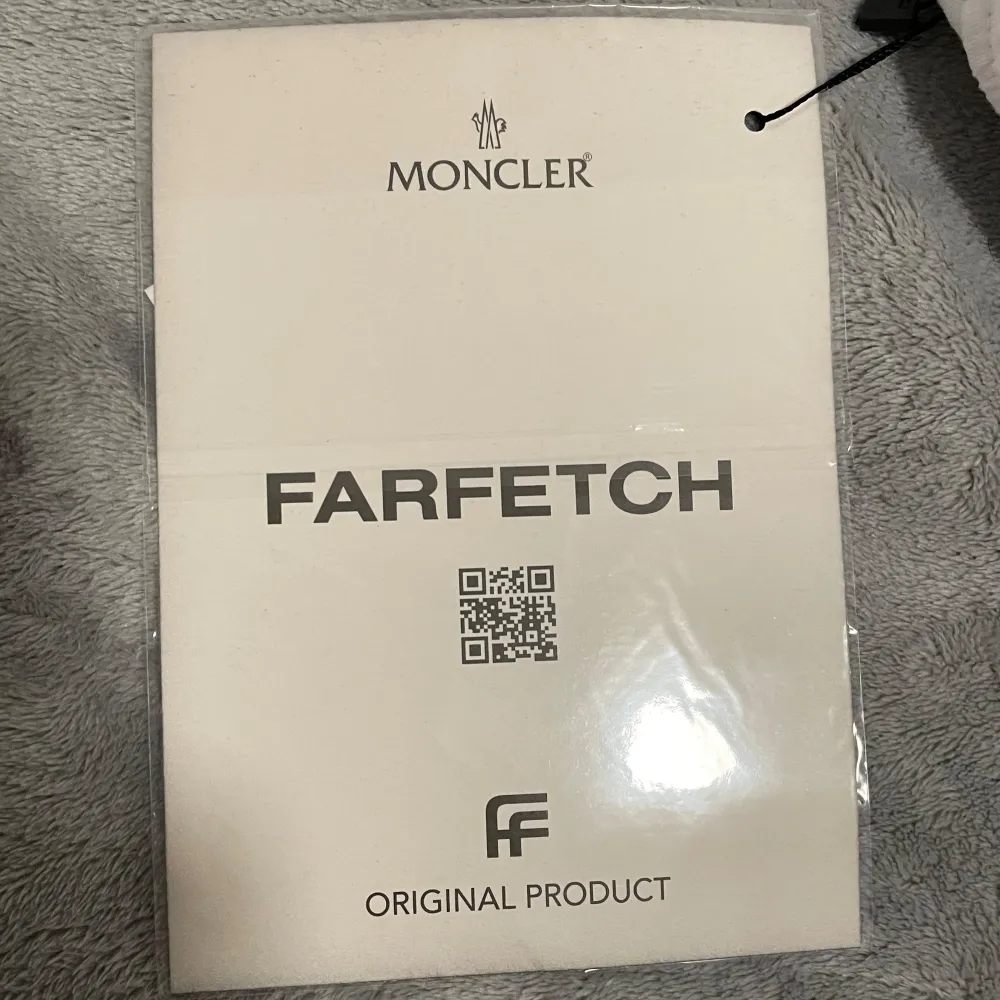 Moncler T-shirt inköpt hos Farfetch för cirka 3900kr (369€). Säljs pga att min lillebror väntade ut ångerrätt/öppetköp! Pris går att diskutera . T-shirts.