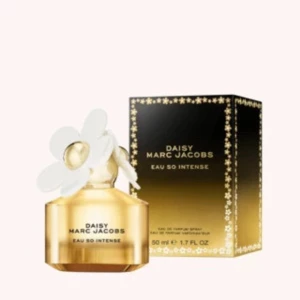 Marc Jacobs parfym - Säljer denna Marc Jacobs ”Daisy Eau so intense” parfymen då den inte passade mig, den är 50 ml endast använd en gång, ligger kvar i orginalförpackningen💞köpt för 1 305kr