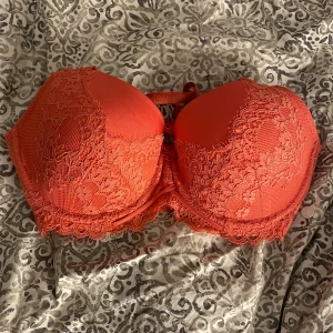 Rosa Bh från hunkemöller - Den är i bra skick bara lite urtvättad. Färgen är inte lika orange som de ser ut på bilderna, mer skrikrosa. Köpte för 350 säljer för 200 (pris kan diskuteras)