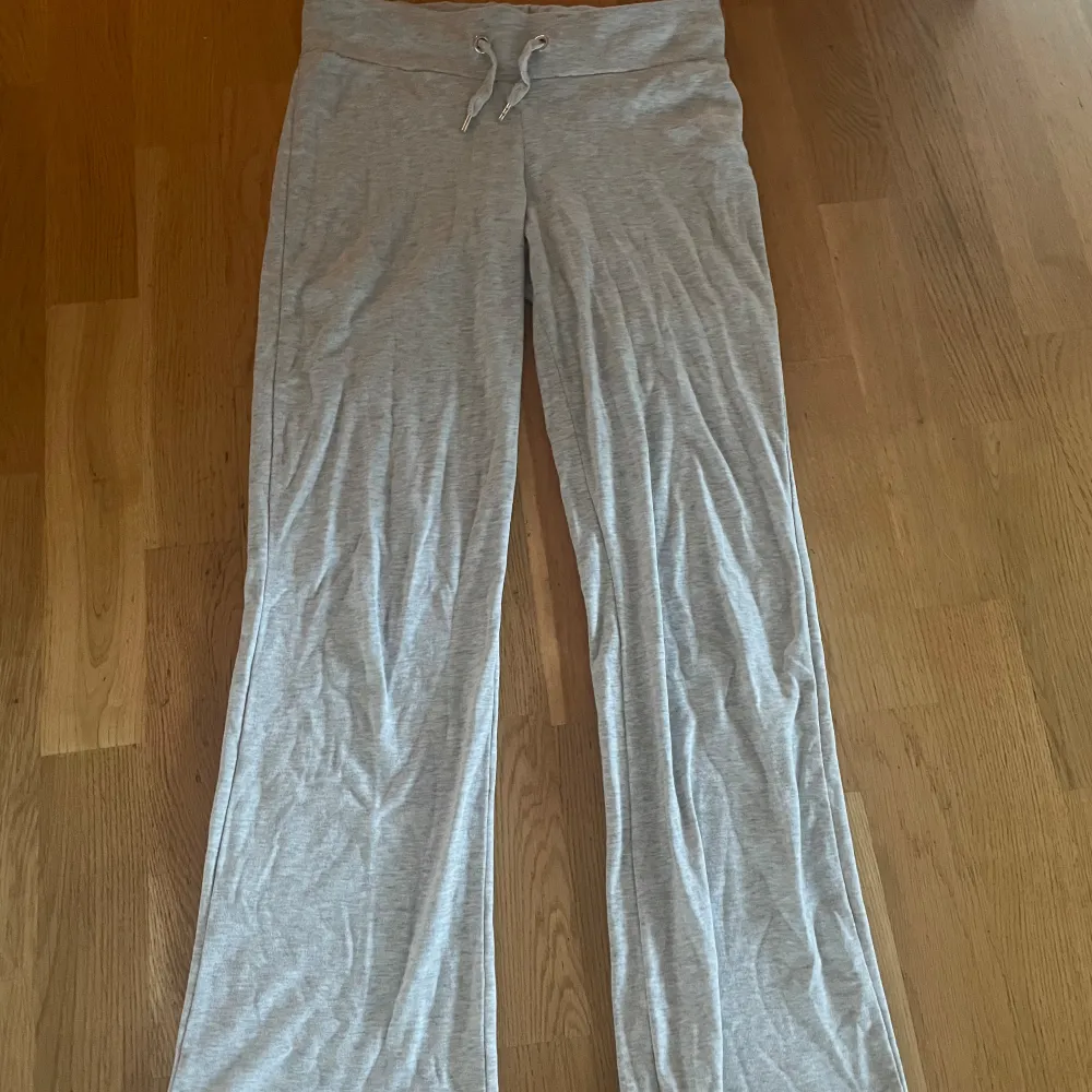 Fina ljus gråa mjukis byxor i storlek 146/152. Jag har använt dehär några gånger och det är ny tvättade och säljer de för att jag använder andra kläder mer. . Jeans & Byxor.