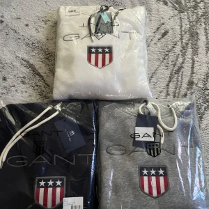 Hoodie från GANT - Jag säljer tre helt nya GANT-hoodies eftersom storleken inte passade mig och jag kunde inte lämna tillbaka dem i tid på grund av en resa utomlands. Alla tre är helt nya, oanvända och med etiketter kvar. Jag köpte dem för 714 kr styck. Om du är intresserad, hör av dig!