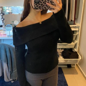 Off shoulder tröja - Säljer min off shoulder tröja, aldrig använd. Ord pris 300kr. Dm för fler bilder💕