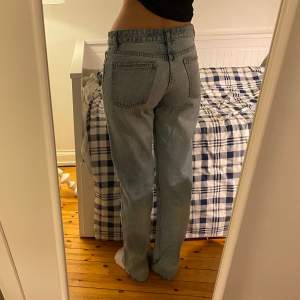 Så fina jeans från zara, i bra skick. Sitter så fint och passar till allt!! Storlek 36.