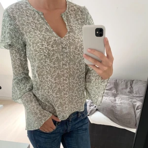 Grön volangblus  - Säljer nu min volangblus med coolt mönster💕