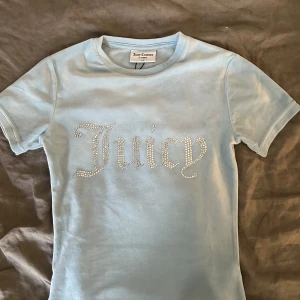 Juicy Couture top - Jätteskön och varm tröja perfekt när dey börjar bli kyligare🫶🏻 använd ca 2 gånger så den är i nyskick, inga defekter 
