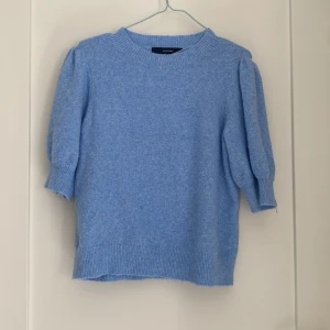 Stickad T-shirt  - En stickad T-shirt ifrån Vero Moda som har använt få gånger. Storlek M men passar XS🙌