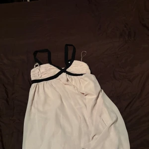 Beige klänning med svarta diamanter på axlarna - Storlek: 36  prislapp kvar oanvänd  Knä lång  