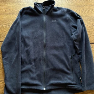 Helly Hansen fleece - En mörkblå fleece ifrån Helly Hansen. Storlek L.