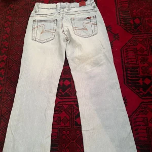 Ljusblåa jeans - Ljusblåa jeans med cool stitching! Midja är ca 35 cm tvärs över innerbennslängden är 80cm ( de passar inte så har ingen bild me de på!) de är aldrig använda💕