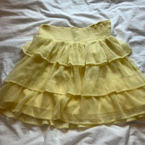 Gul volangkjol - Super söt volangkjol från Vero Moda som är i nyskick💛