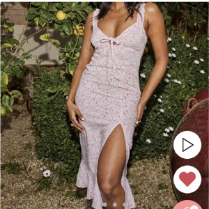 Klänning - Fin klänning med slits och små blommor🩷🩷 knappt använd. 