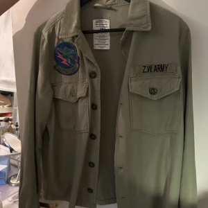 Zara jacka - Fin militärgrön jacka från ZARA. Storlek M men passar XS/S