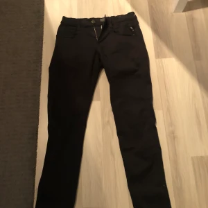 Replay Anbass - Säljer dessa stilrena replay anbass, storleken är 29/32. Nej, jeansen är inte röda längst upp det e ba ljuset. Kom pm för frågor!