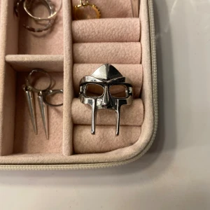Cool ring🌟 - Så snygg, aldrig använd💋Säljer även de silvriga örhängena som ligger bredvid🌟