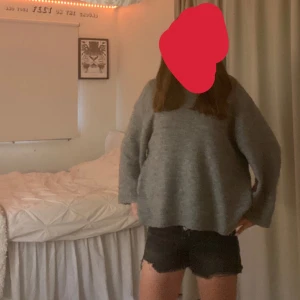 Zara shorts - Zara short köpta förra året. Passar tyvärr inte och inte använda fler än 3 gånger. Har super coola detaljer och slitningar