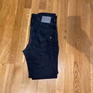 replay anbass jeans - strl 30/32  säljer pga att dem aldrig kommer till användning  skick: 7/10   pris kan diskuteras 