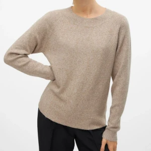 stickad tröja  - beige stickad tröja från vero moda, använd 2 ggr 