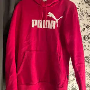 Säljer en snygg röd hoodie från Puma. Den är i storlek S och har en stor vit Puma-logga på bröstet. Hoodien har en stor ficka på magen och en justerbar huva med snören. Perfekt för höst och vinter, superbekväm och stilren! 🐾