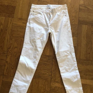 Vita jeans från Mango - Vita jeans från Mango i st S nyskick