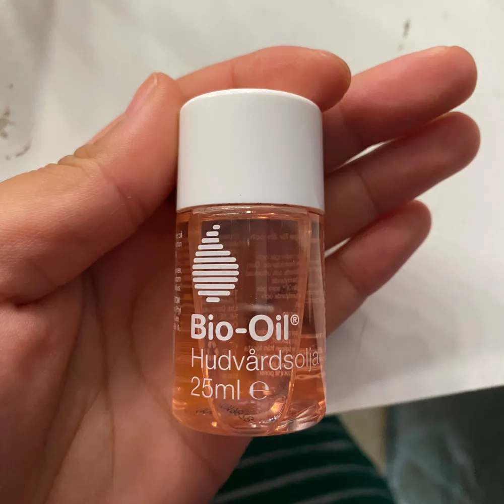 Säljer en liten flaska Bio-Oil hudvårdsolja på 25ml. Perfekt för att förbättra utseendet på ärr, bristningar och ojämn hudton. Oljan är lätt och absorberas snabbt av huden. Flaskan är genomskinlig med en vit kork och innehållet är en ljus orange olja. Perfekt att ha med sig i väskan för daglig användning.. Skönhet.