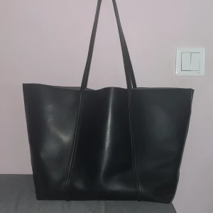 Stor Väska - Stor handväska som passar bra till skolan. Den är stor och rymmer mycket. Köpt från Hm för ungefär 1 år sedan och använt den hyfsat mycket men den har inga skador bara en fläck inuti❣️