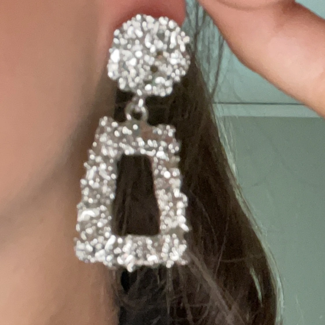 Silvriga örhängen med rektangulär design - 92