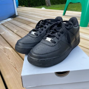 Air Force 1  - Air Force 1 i använt skick.  Slitna i hällarna, för övrigt är dom i bra skick. 