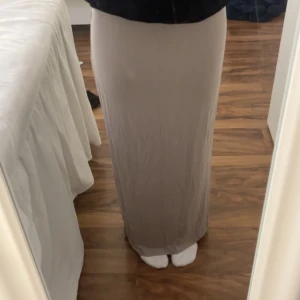 beige långkjol  - storlek XS, oanvänd, bra skick.