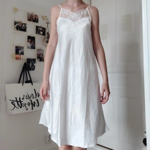 "Silkes" nattlinne med spets - Gulligt nattlinne med spets