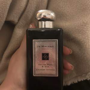 Säljer en lyxig och intensiv parfym från Jo Malone, Velvet Rose & Oud Cologne Intense. Den har en sofistikerad doft av sammetslen ros och oud, perfekt för speciella tillfällen. det är cirka 40-50 ml kvar. nypris på 50 ml ligger på ca 1300. Perfekt för dig som vill ha en unik och långvarig doftupplevelse. Köp direkt eller ge prisförslag 💛