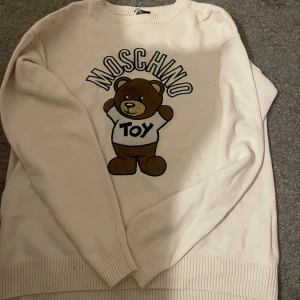 moschino tröja  - fin tröja knappt använd  kom med bud 
