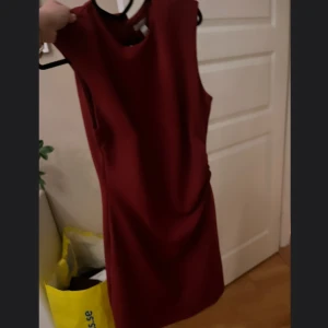 Röd klänning säljes✨ - Röd klänning säljes i storlek XL.  Den är endast använd 1 gång tidigare, så skicket är mycket bra😇.  Nypris: 599 kr. Mitt pris: 300 kr✨