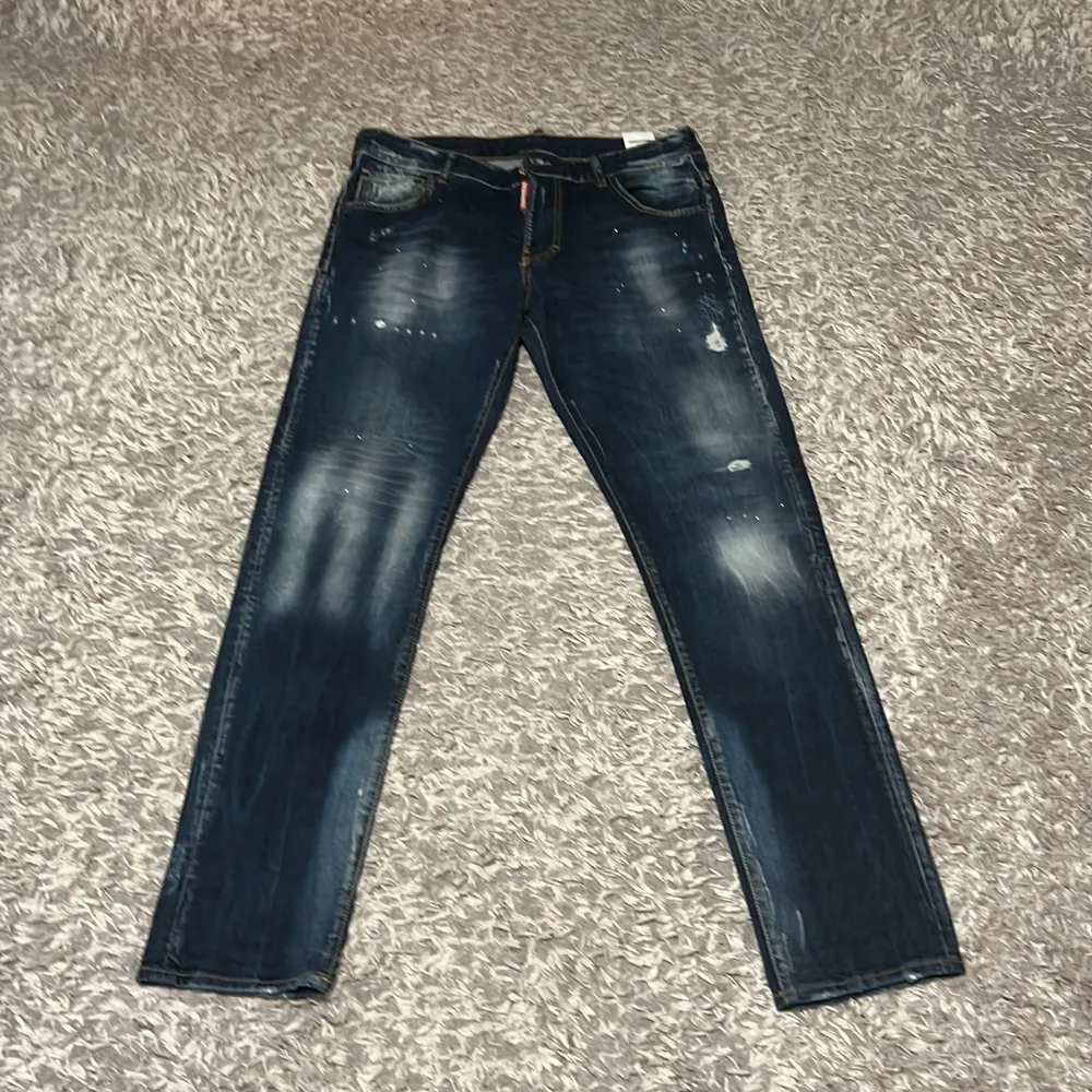 Säljer mina dsquared2 jeans då jag inte har någon användning av dem längre , jeansen är i fin skick, pris kan diskuteras . Jeans & Byxor.