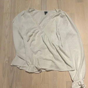 Super fin blus - (Skriv innan ifall ni tänker köpa då jag också säljer denna på Vinted) super söt blus från Vero Moda! Är i bra skick då den inte använts så ofta men har dock någon fläck som knappt syns och skulle kunna tvättas bort! Skriv om ni undrar något💕