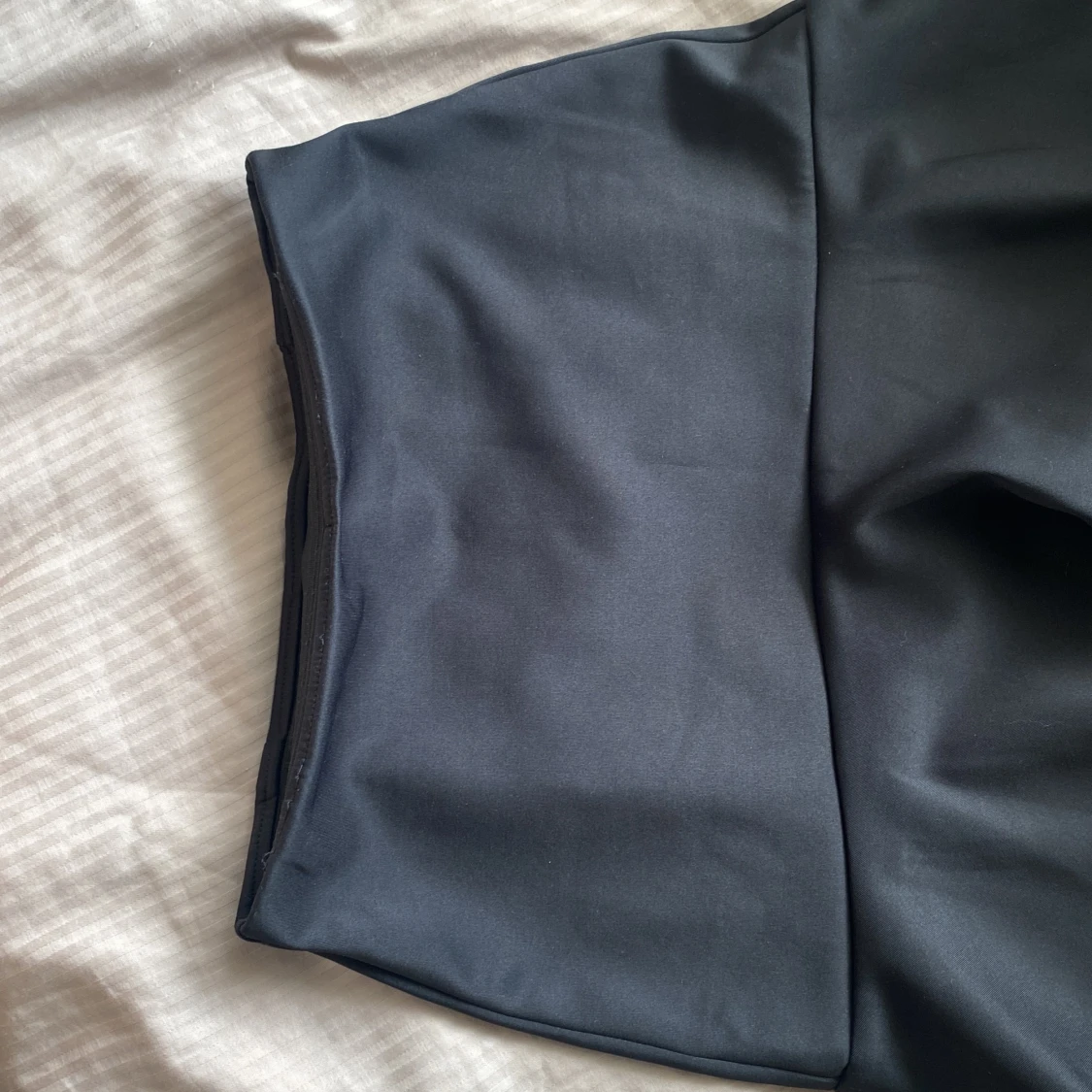 Svart kjol med volang - 91