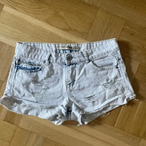 Lågmidjade jeansshorts  - Snygga ljusblå lågmidjade jeansshorts som inte passar mig tyvärr, storlek 38 passar 36 skulle jag säga👌🏻☺️