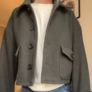 Zara kappa  - En jättefin mörkgrön kappa från zara, använd lite grann under hösten. Storlek M