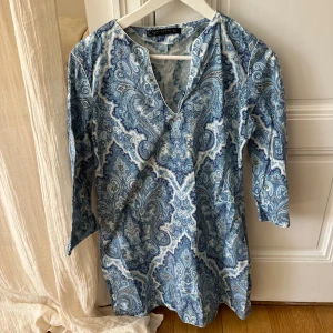 Zara klänning - Säljer denna mönstrade blåa klänningen från zara i storlek L men skulle säga att den passar en S/M💙🦋