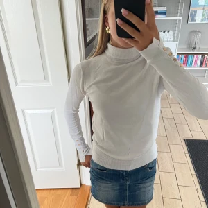 Stickad tröja - Nästan aldrig använd. Inga defekter. 