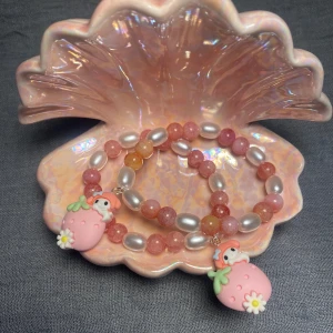 Pinky melody💖 - Rosa armband med ett söt my melody hänge, hon kramar även en jordgubbe 🥹🍓💖 39kr styck.