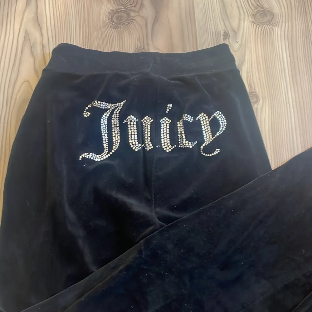 Säljer mina gamla juicy byxor med text bak på byxorna för dom ej komme troll användning, storlek xs men passar S💞 bra skick. Jeans & Byxor.