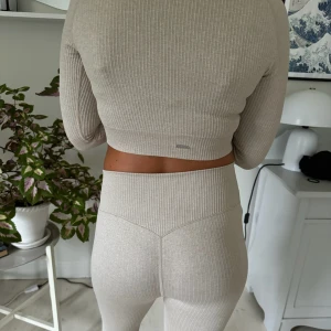 Aim’n träningsset i beige  - Ett träningset från aim’n i nyskick, endast använd en max två gånger. Toppen är i storlek XS och tightsen i storlek S. 400 för hela setet, annars 250 för byxorna och 150 för toppen 