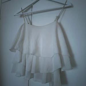 Topp - Säljer denna topp som är super fin men används inte längre💕prislappen är kvar 